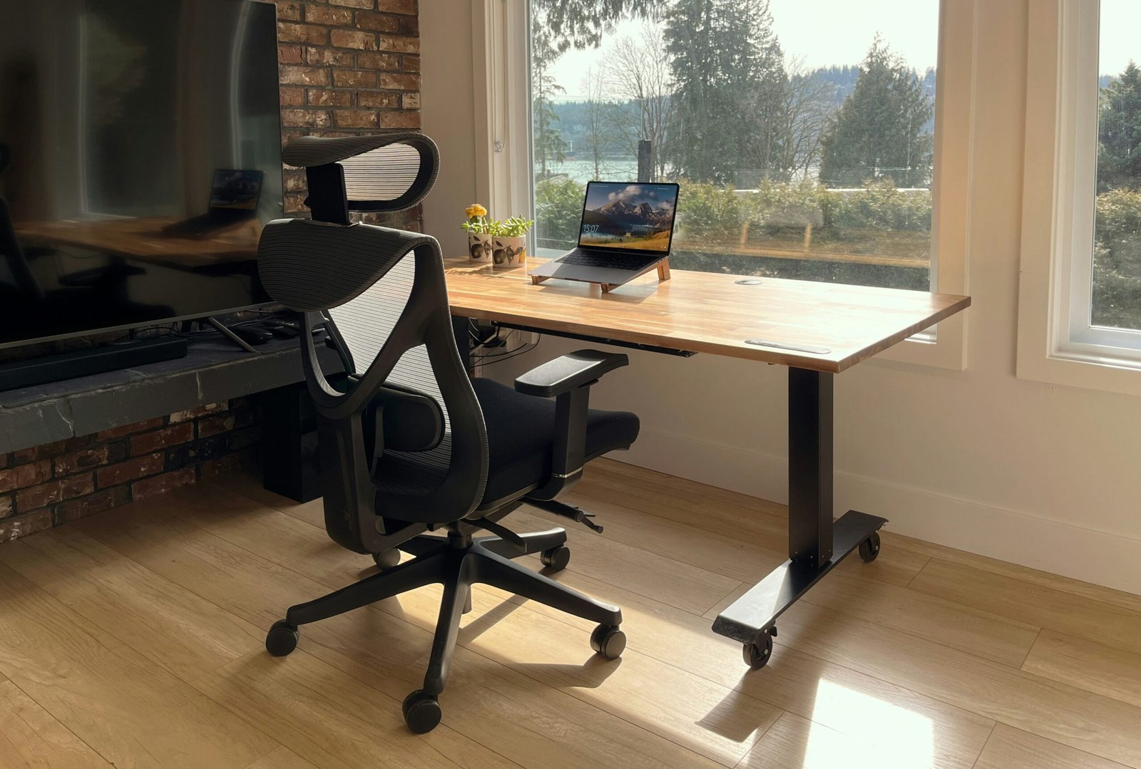 Silla de oficina ergonómica junto a escritorio con vista panorámica
