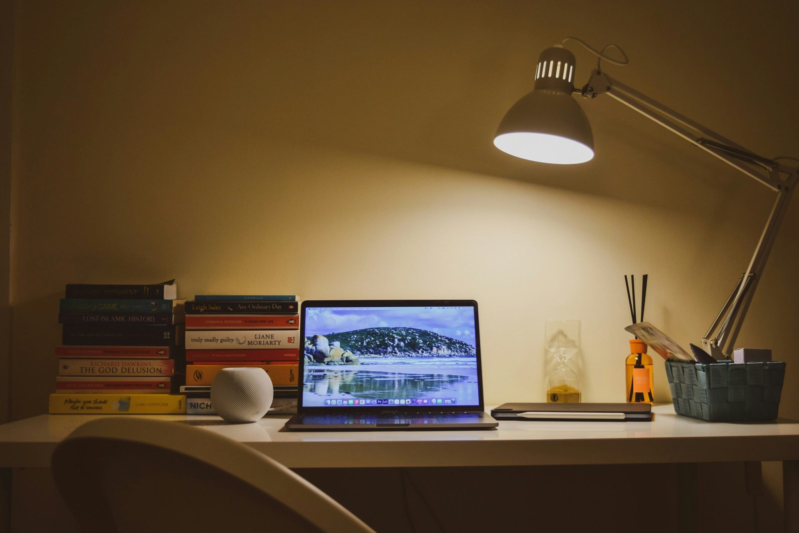 Lámpara de escritorio iluminando un espacio de trabajo nocturno