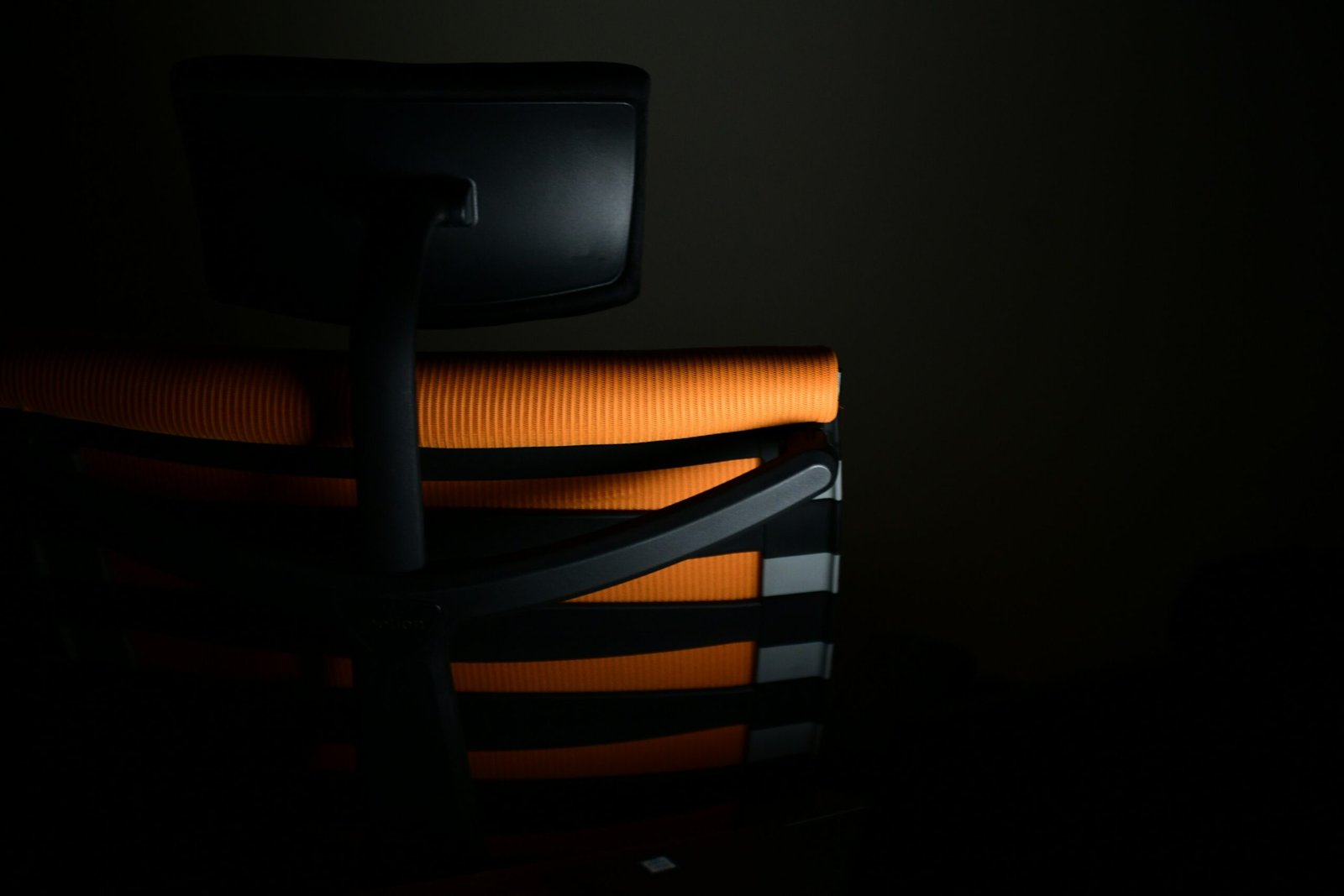 Silla de oficina ergonómica con luz cálida lateral