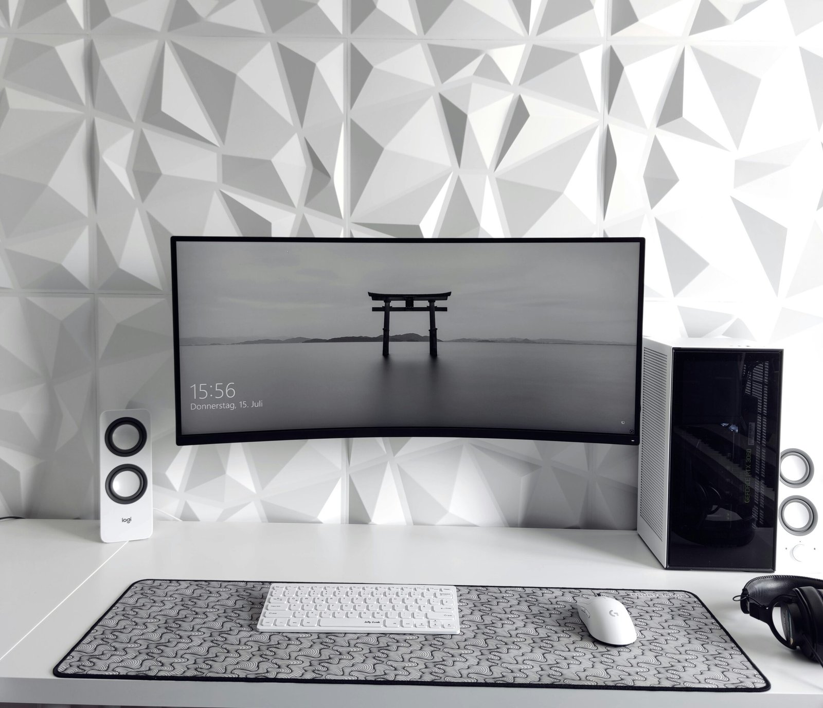 Computadora de escritorio compacta con monitor y altavoces