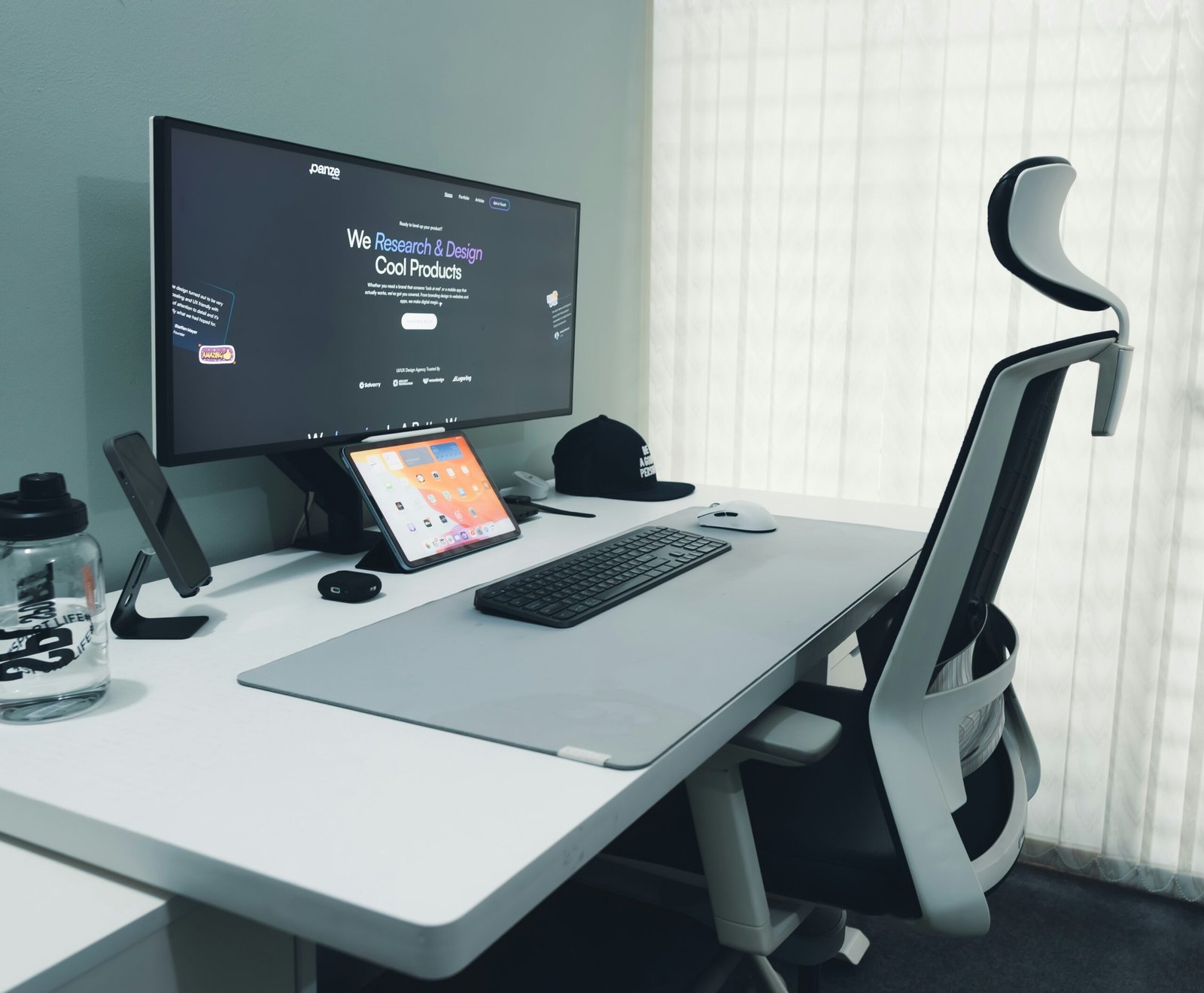 Escritorio para computadora con monitor y accesorios de oficina en casa