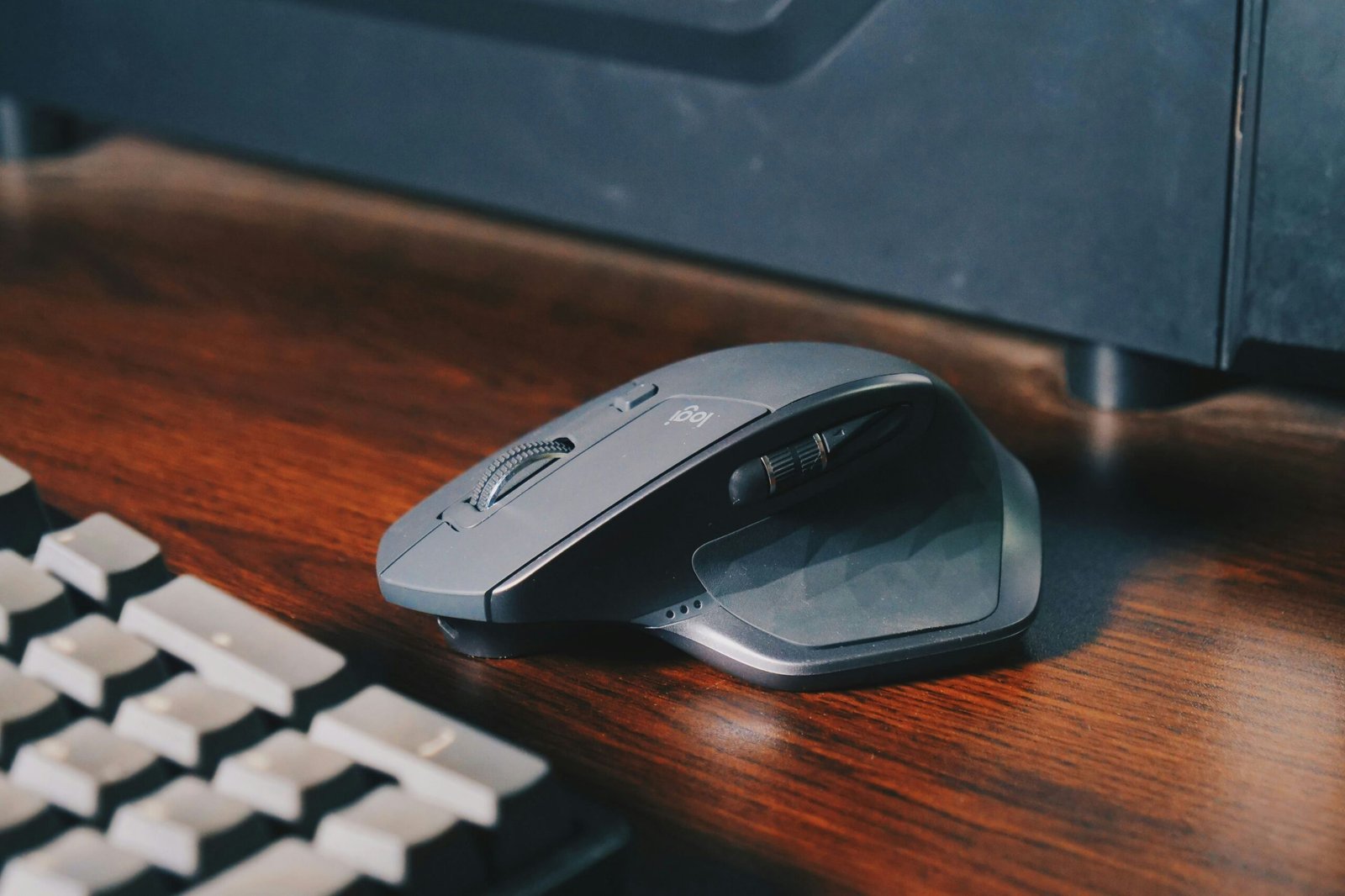 Mouse ergonómico vertical sobre escritorio de madera